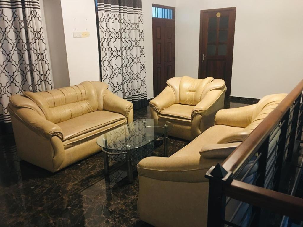 Kavee Transit Hotel Катунаяка Экстерьер фото